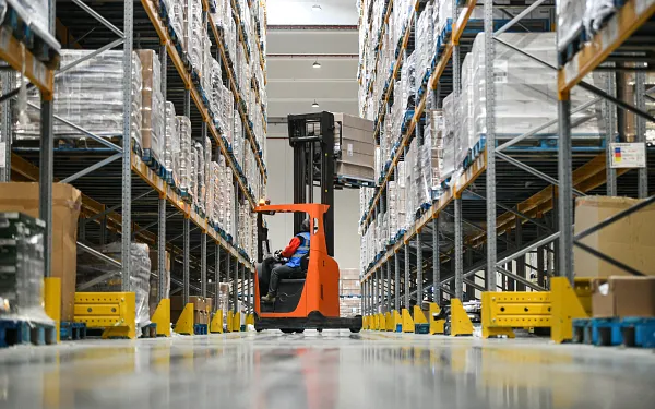 Logistická firma nabírá skladníky a řidiče VZV